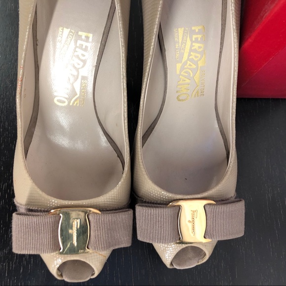 Salvador Ferragamo peep toe bow nude pumps size 7 - Picture 6 of 9